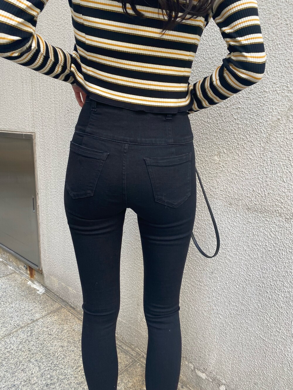 その他のTシャツ/カットソー、ブラック系のデニムパンツ、ブラック系のパンプスを着用したレディースの春コーディネートの9枚目の写真