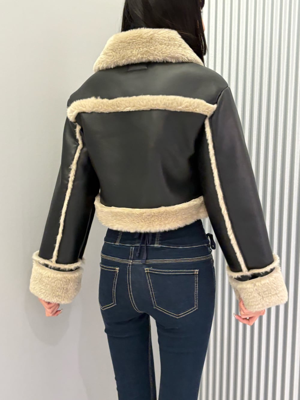 ブルー系のデニムパンツ、その他のブルゾン、ブラック系のブーツを着用したレディースの秋コーディネートの8枚目の写真