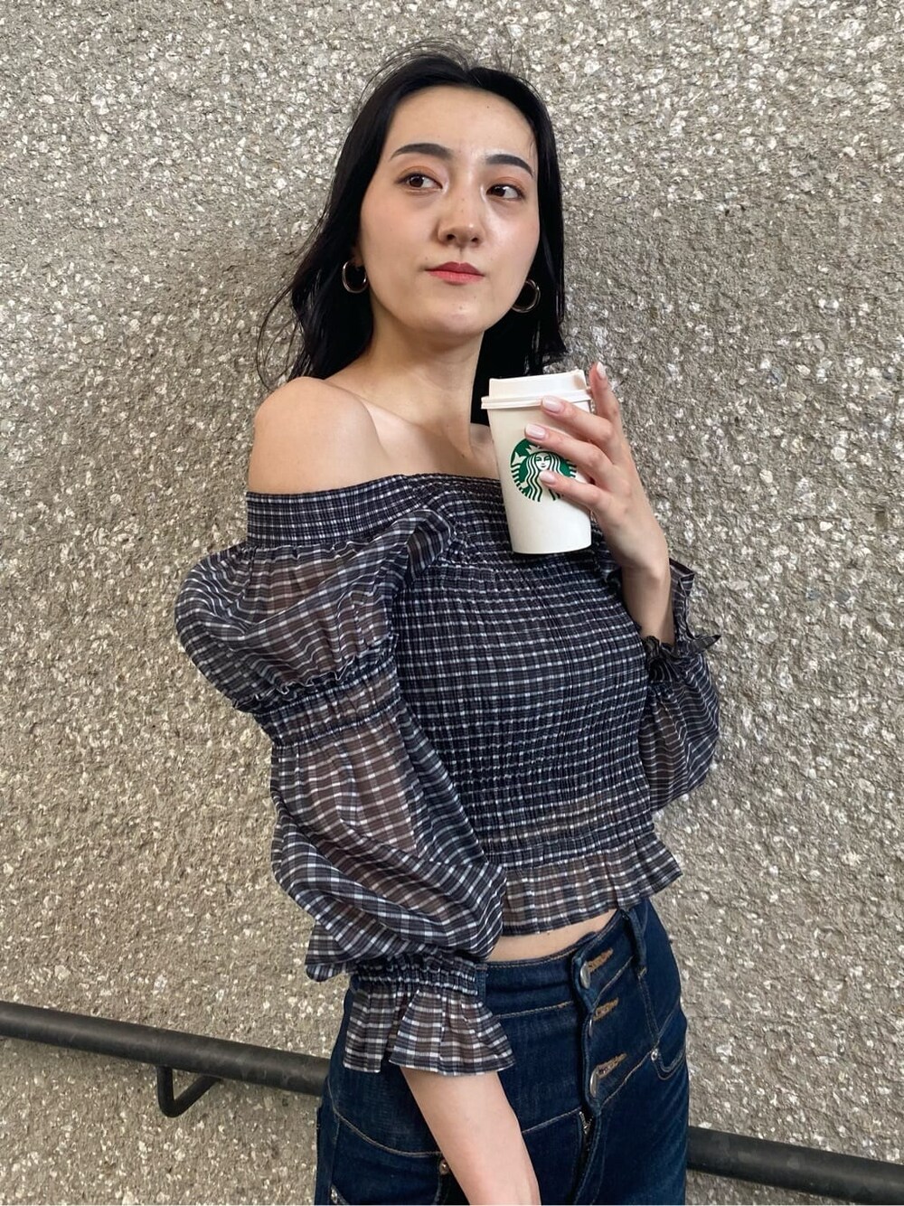 ブラック系のデニムパンツ、その他のTシャツ/カットソー、ブラック系のサンダルを着用したレディースの夏コーディネートの5枚目の写真