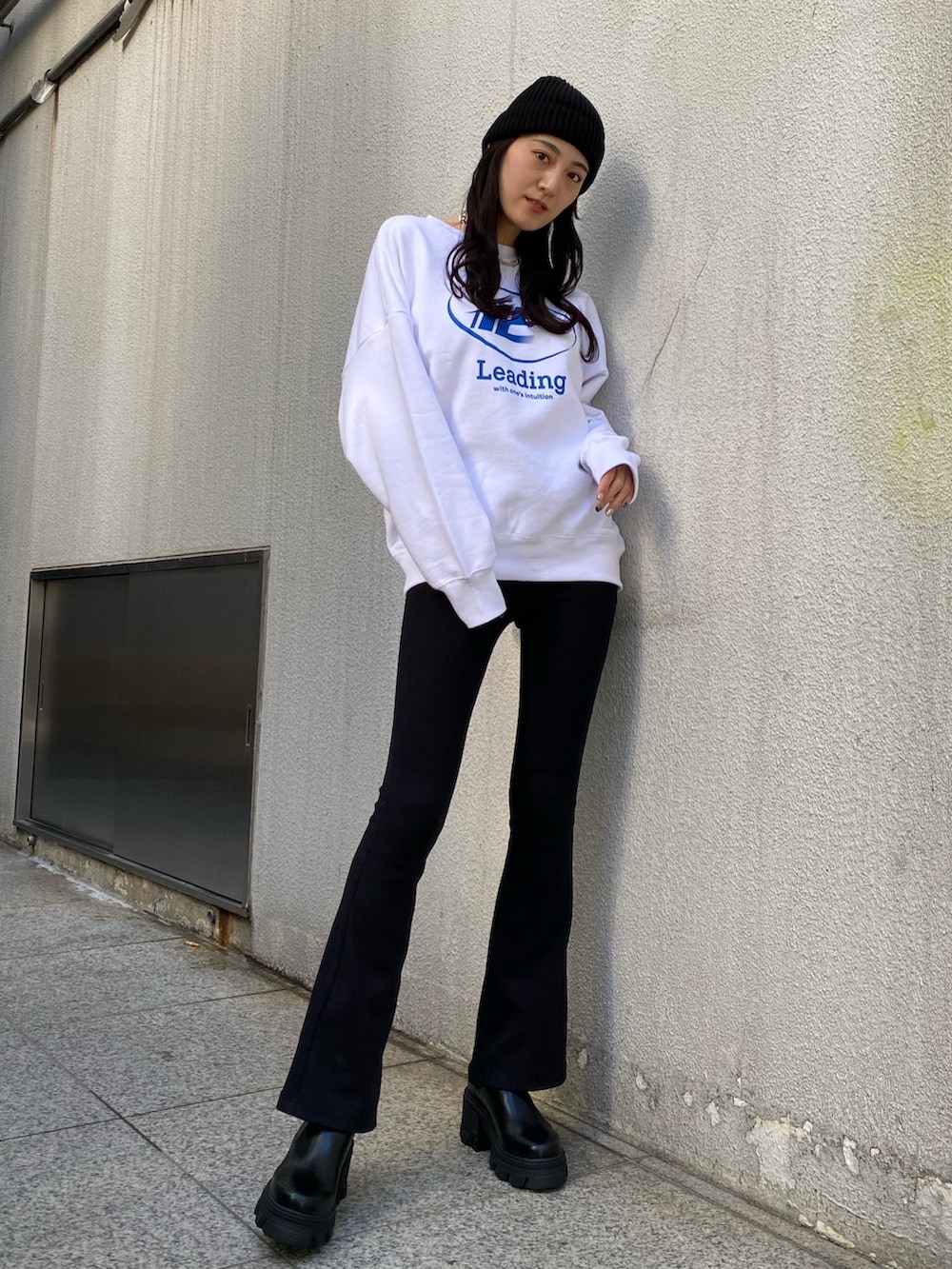 ホワイト系のスウェット、ブラック系のその他パンツ、ブラック系のブーツを着用したレディースの冬コーディネートの3枚目の写真
