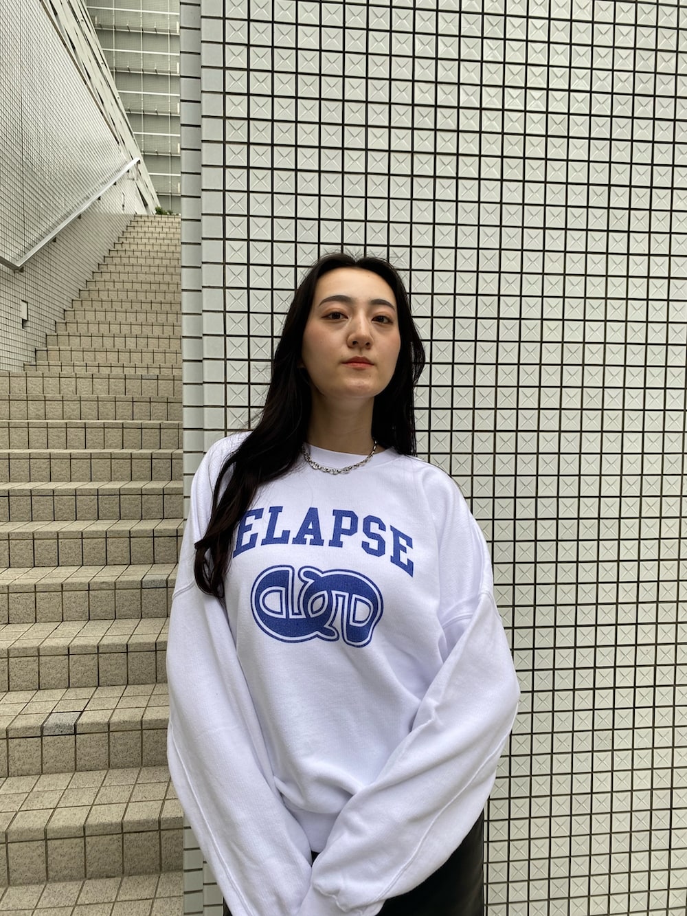 「大人カジュアル、スウェット、スウェットコーデ、トレーナー、タイトスカート、ミニスカート、レザースカート、厚底ブーツ、編み上げブーツ、ショートブーツ、春コーデ、高身長女子、高身長コーデ、カジュアルコーデ、お出かけコーデ」｜「EMODAのカーブウエストミニスカート（スカート、その他）」を使った、中村樹李亜さん（レディース・175cm）の冬コーディネートの6枚目の写真