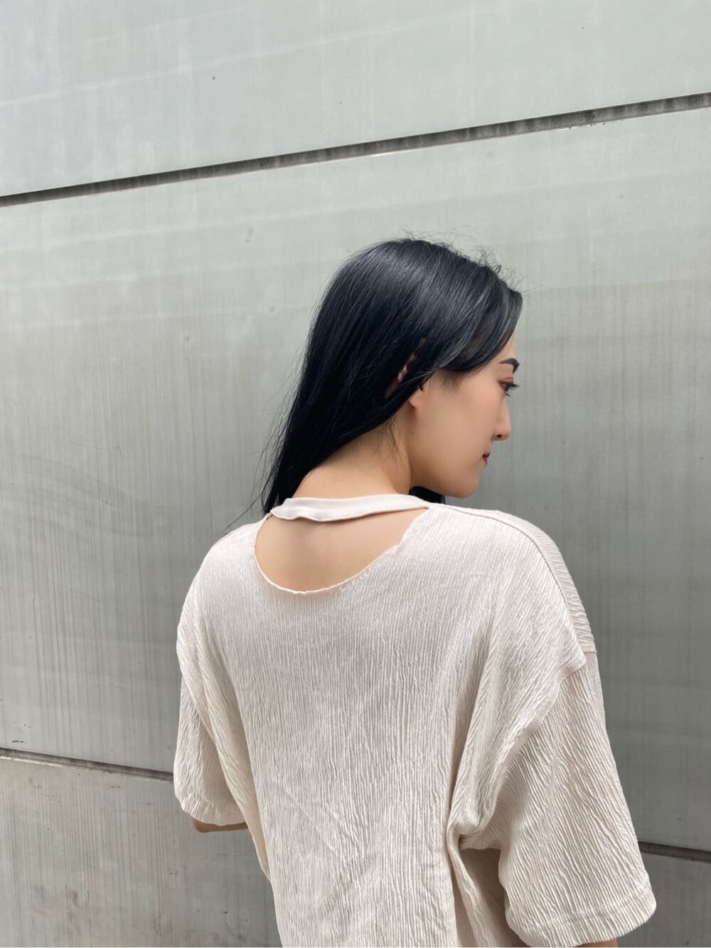 ブラック系のサンダル、その他のその他パンツ、ホワイト系のTシャツ/カットソーを着用したレディースの夏コーディネートの4枚目の写真