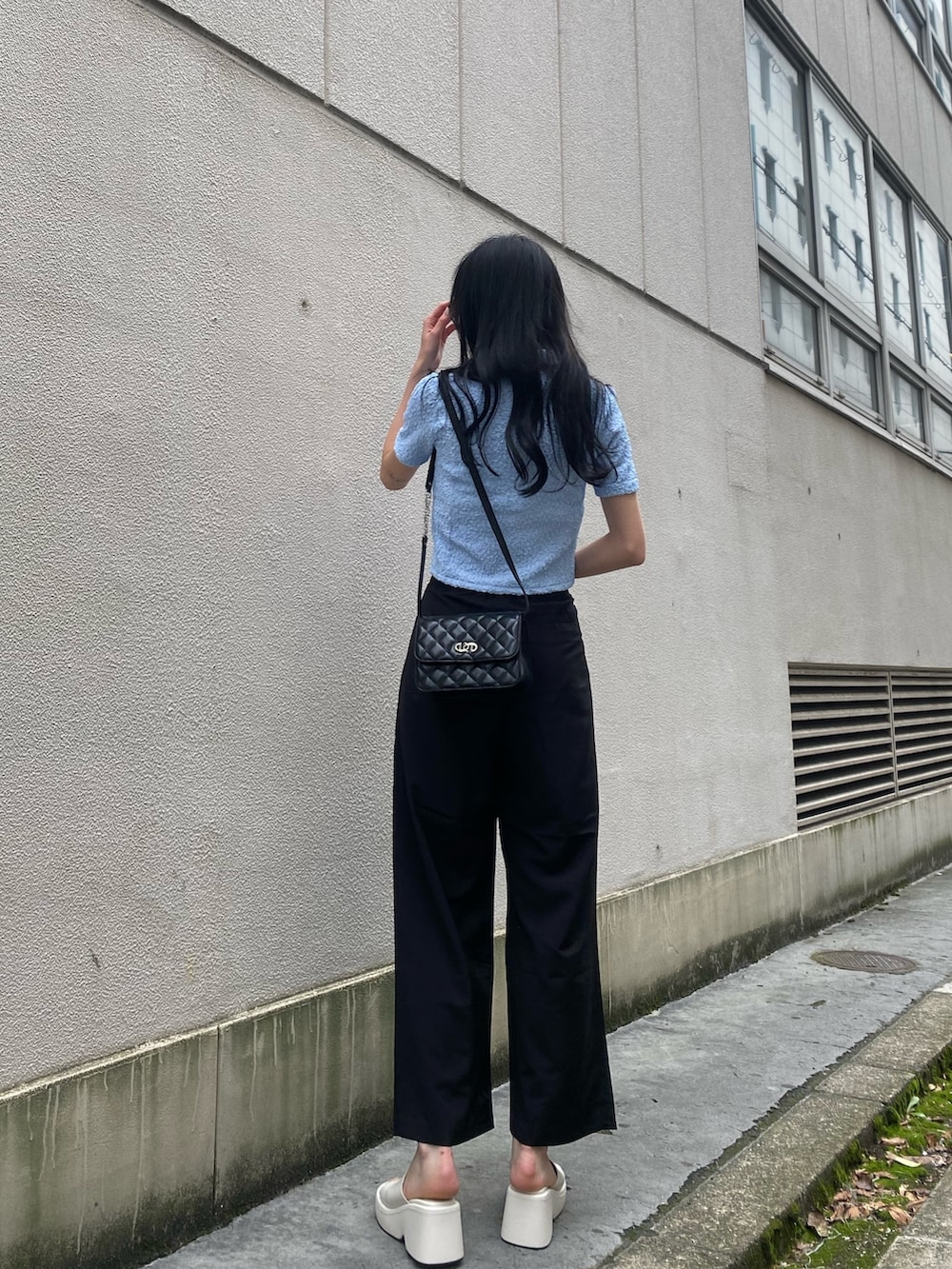 ブルー系のシャツ/ブラウス、ブラック系のその他パンツ、ブラック系のショルダーバッグを着用したレディースの春コーディネートの5枚目の写真