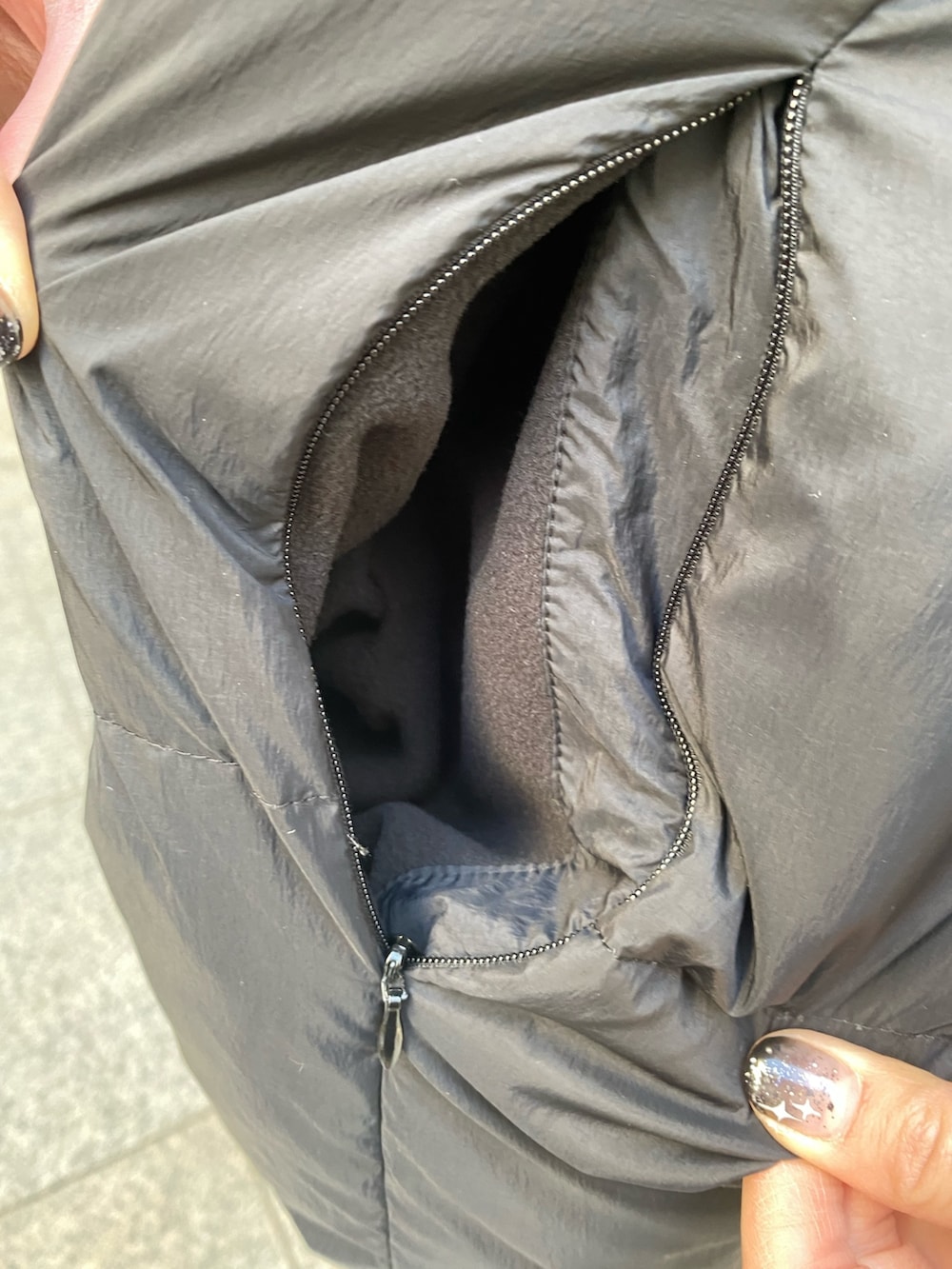 ブルー系のデニムパンツ、ホワイト系のニット/セーター、ブラック系のブーツを着用したレディースの冬コーディネートの9枚目の写真