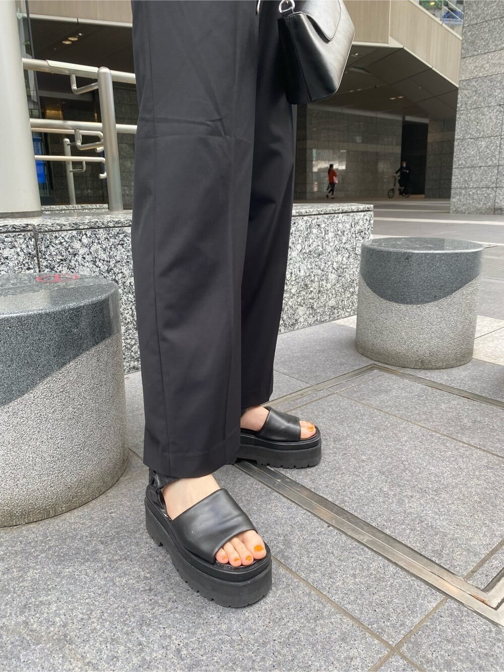 ブラック系のハンドバッグ、その他のシャツ/ブラウス、ブラック系のその他パンツを着用したレディースの夏コーディネートの6枚目の写真