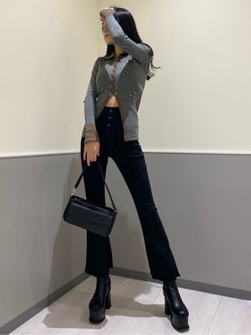 ブラック系のブーツ、ブラック系のハンドバッグ、その他のカーディガン/ボレロを着用したレディースの秋コーディネートの2枚目の写真