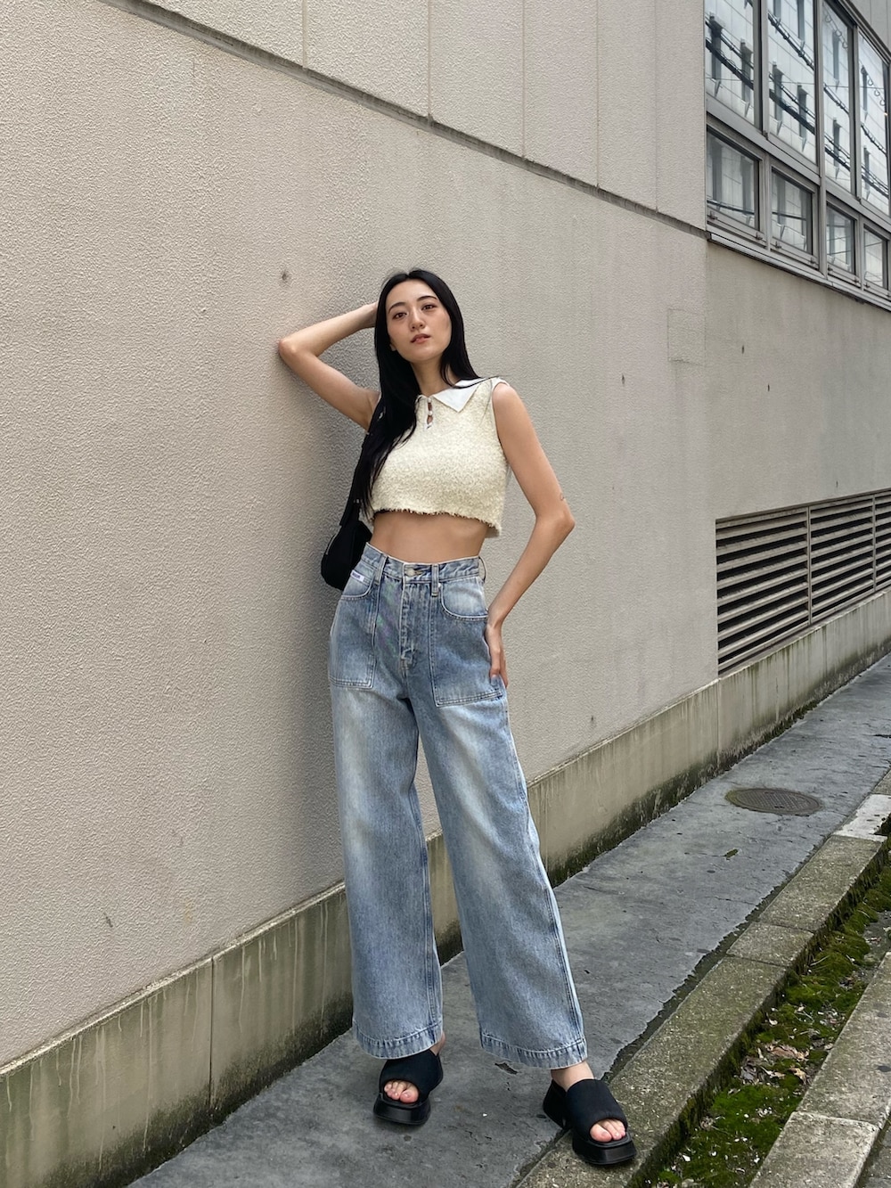 「韓国ファッション、タンクトップ、ニットタンク、夏コーデ、大人カジュアル、高身長女子、高身長コーデ、着回しコーデ、ワイドデニム、美脚デニム、デニム、骨格ナチュラル、ショルダーバッグ、厚底サンダル、韓国コーデ」｜「EMODAのルーズワイドポケットジーンズ（デニムパンツ、ブルー系）」を使った、中村樹李亜さん（レディース・175cm）の夏コーディネートの2枚目の写真