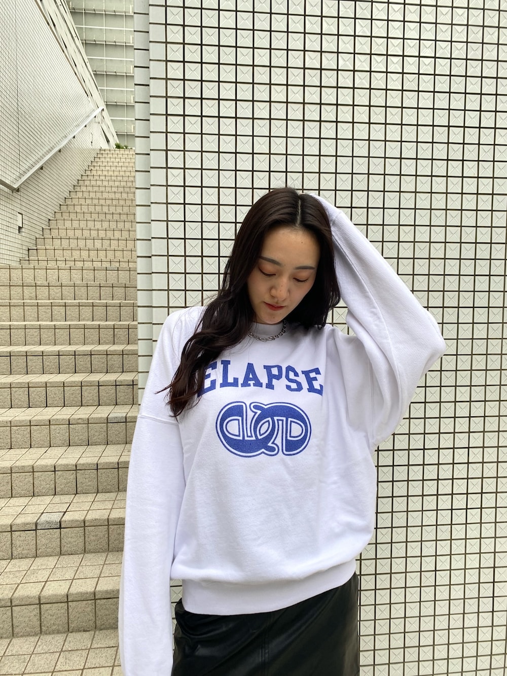 「大人カジュアル、スウェット、スウェットコーデ、トレーナー、タイトスカート、ミニスカート、レザースカート、厚底ブーツ、編み上げブーツ、ショートブーツ、春コーデ、高身長女子、高身長コーデ、カジュアルコーデ、お出かけコーデ」｜「EMODAのカーブウエストミニスカート（スカート、その他）」を使った、中村樹李亜さん（レディース・175cm）の冬コーディネートの5枚目の写真