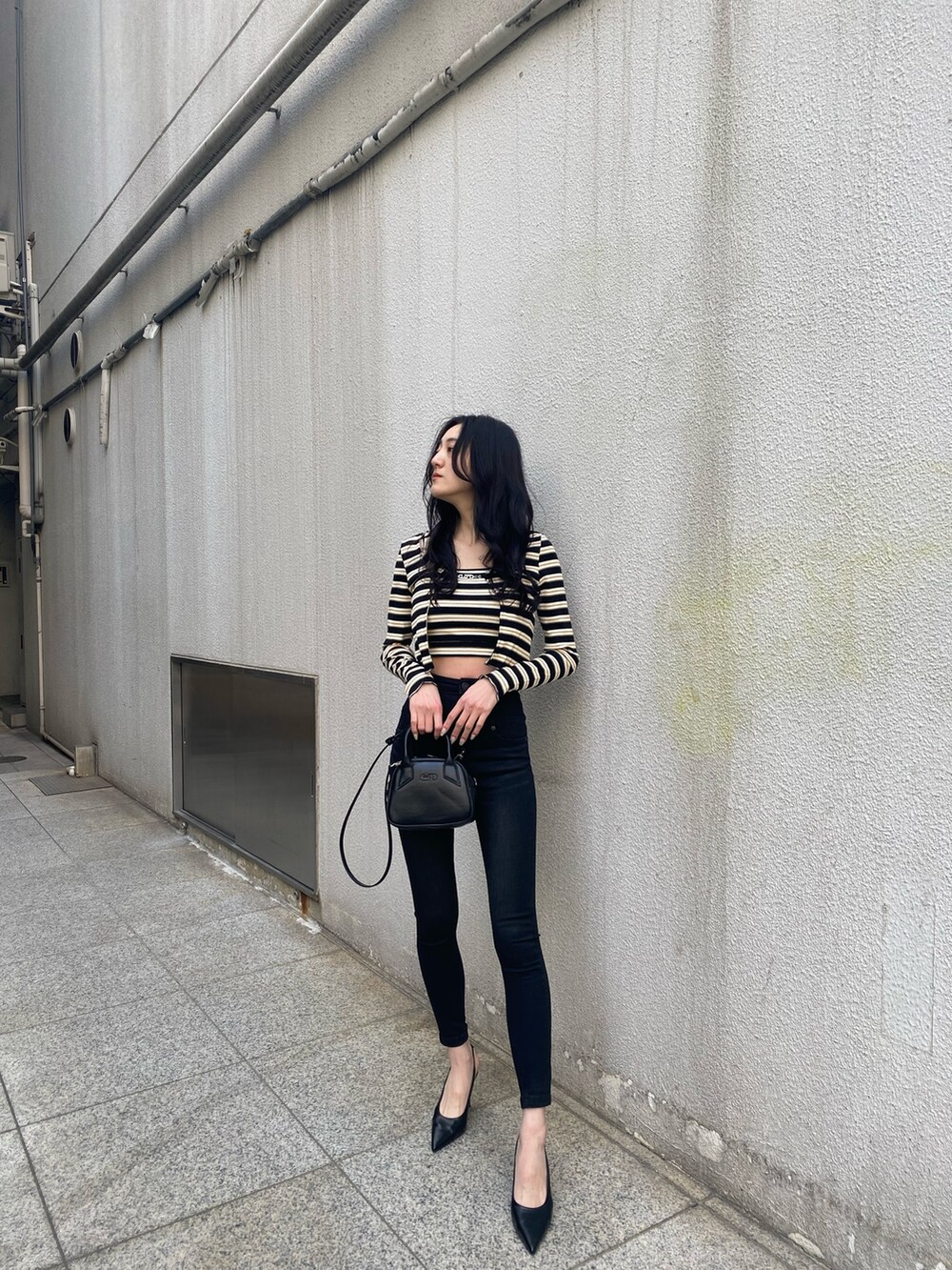 その他のTシャツ/カットソー、ブラック系のデニムパンツ、ブラック系のパンプスを着用したレディースの春コーディネートの2枚目の写真