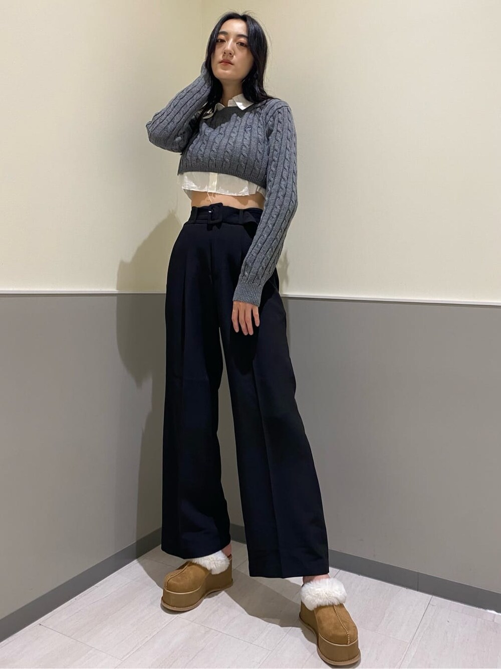 ベージュ系のスリッポン、ホワイト系のシャツ/ブラウス、グレー系のニット/セーターを着用したレディースの秋コーディネートの3枚目の写真