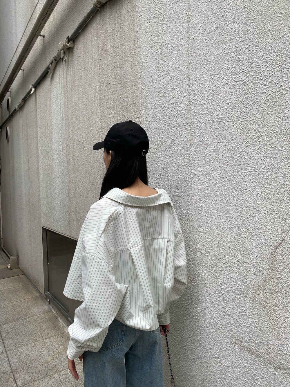 ブルー系のデニムパンツ、その他のシャツ/ブラウス、ブラック系のサンダルを着用したレディースの夏コーディネートの7枚目の写真