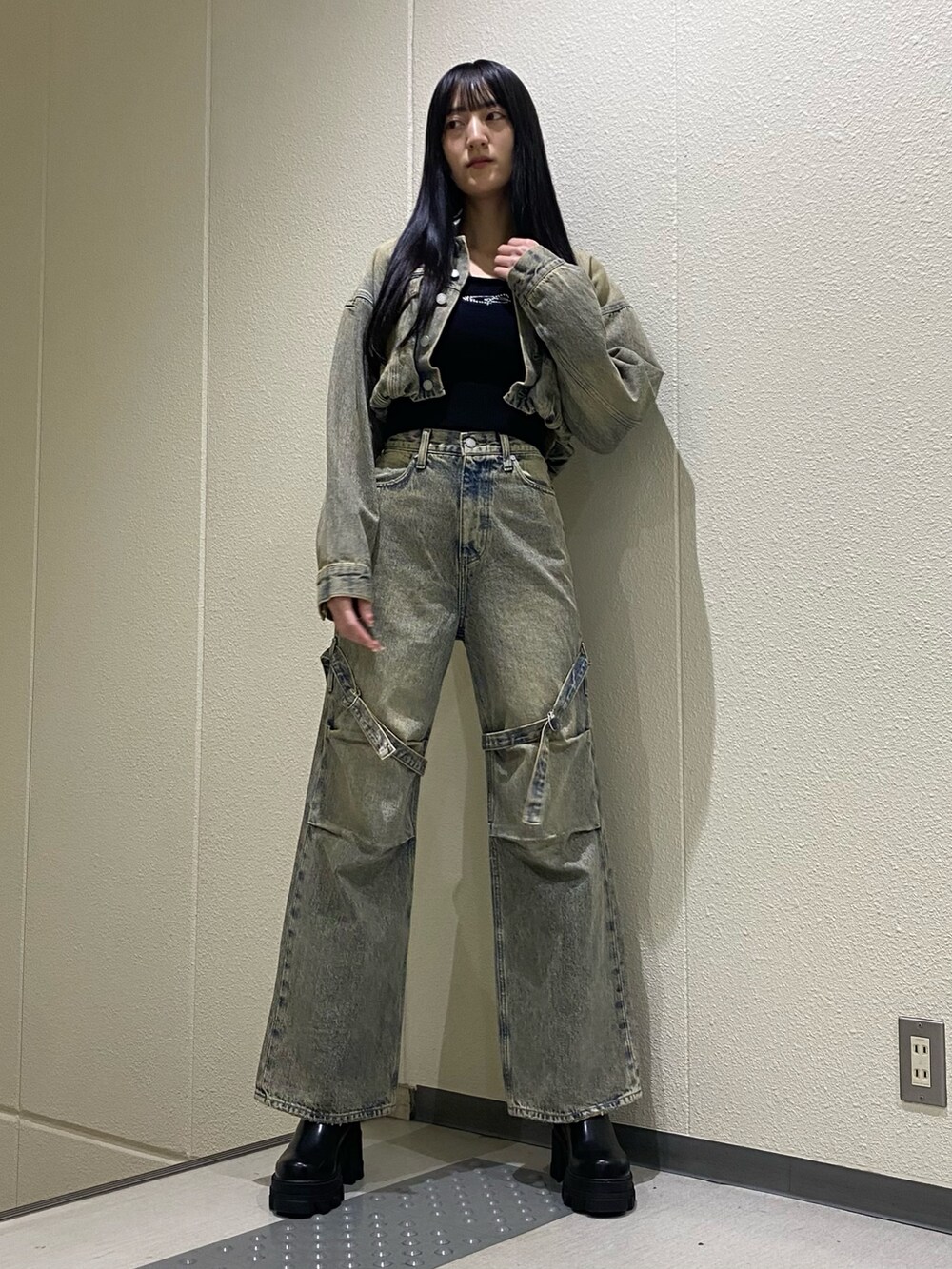 「春ニット、デニム、デニムジャケット、フレアデニム、ハイウエストデニム、サイドゴアブーツ、デニムセットアップ、セットアップ、セットアップスタイル、デニムコーデ、春コーデ、高身長、高身長コーデ、骨格ナチュラル、きれいめカジュアル」｜「EMODAのカーゴベルトルーズジーンズ（デニムパンツ、ブルー系）」を使った、中村樹李亜さん（骨格ナチュラル・レディース・175cm）の冬コーディネートの3枚目の写真