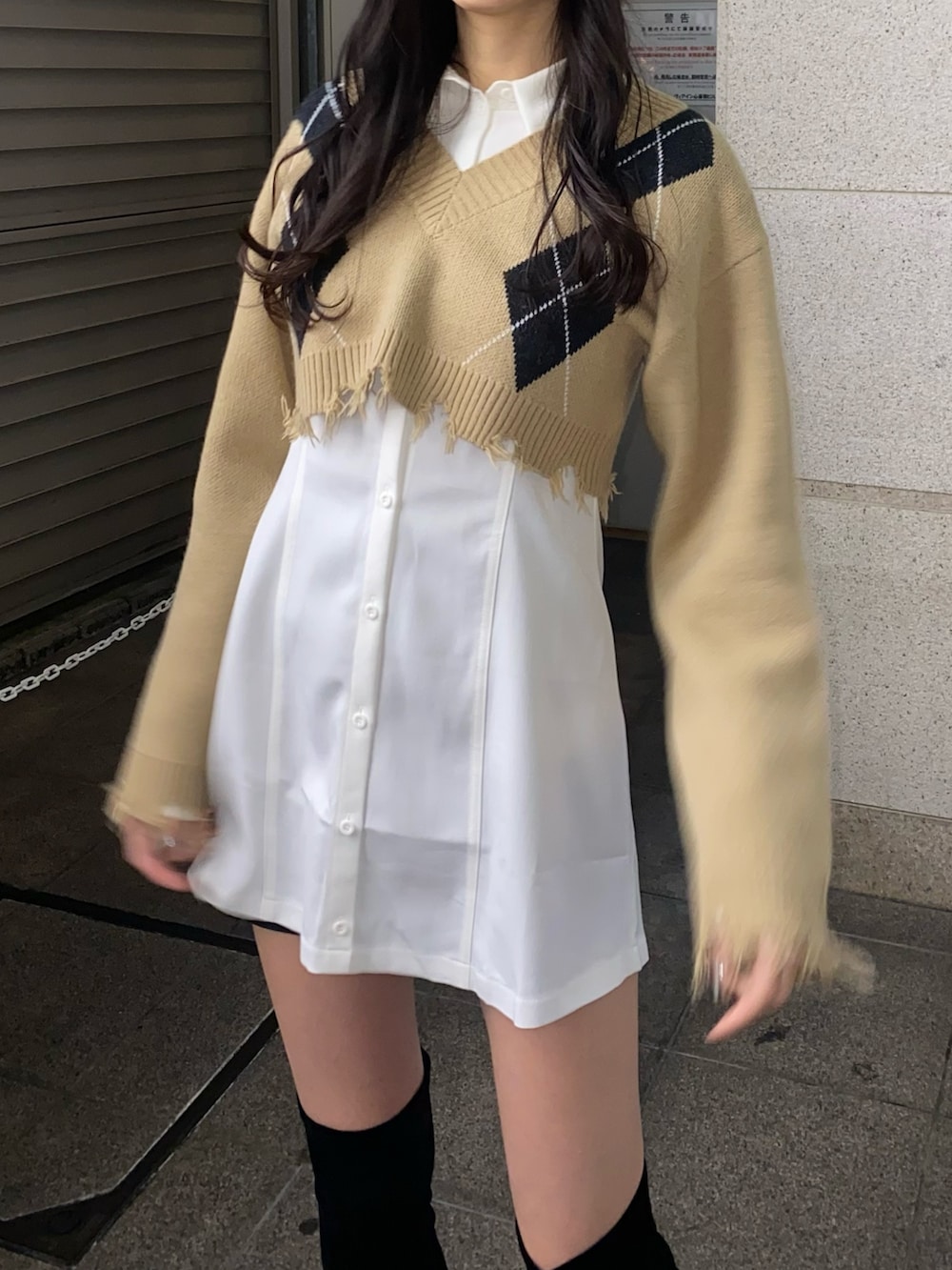 その他のニット/セーター、ホワイト系のワンピース、ブラック系のブーツを着用したレディースの冬コーディネートの6枚目の写真