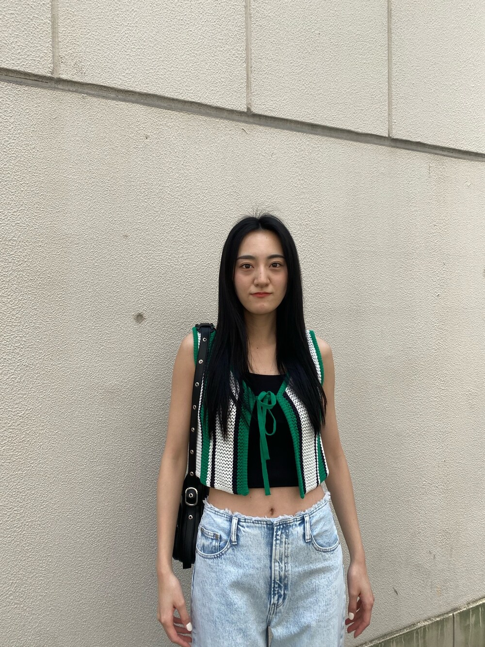 ブラック系のニット/セーター、その他のニット/セーター、ブルー系のデニムパンツを着用したレディースの春コーディネートの6枚目の写真