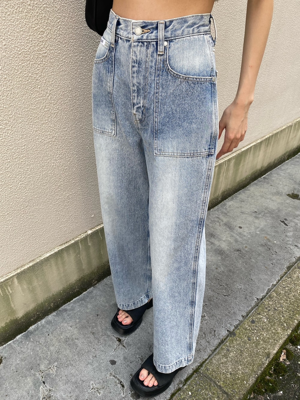 「韓国ファッション、タンクトップ、ニットタンク、夏コーデ、大人カジュアル、高身長女子、高身長コーデ、着回しコーデ、ワイドデニム、美脚デニム、デニム、骨格ナチュラル、ショルダーバッグ、厚底サンダル、韓国コーデ」｜「EMODAのルーズワイドポケットジーンズ（デニムパンツ、ブルー系）」を使った、中村樹李亜さん（レディース・175cm）の夏コーディネートの6枚目の写真