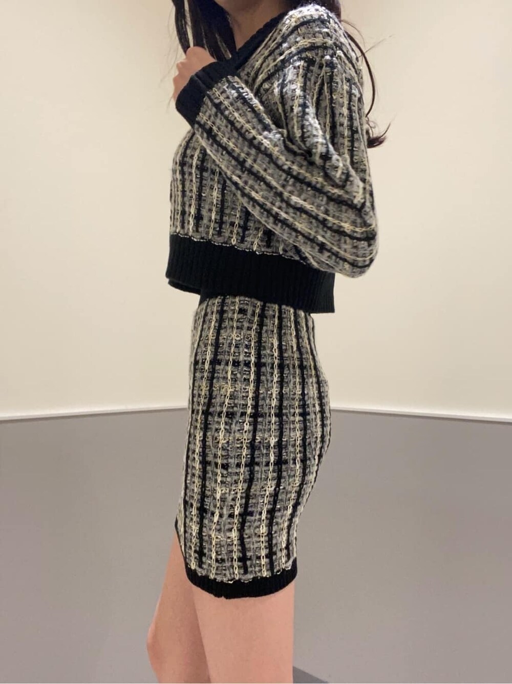 ブラック系のブーツ、ブラック系のスカート、ブラック系のカーディガン/ボレロを着用したレディースの秋コーディネートの6枚目の写真