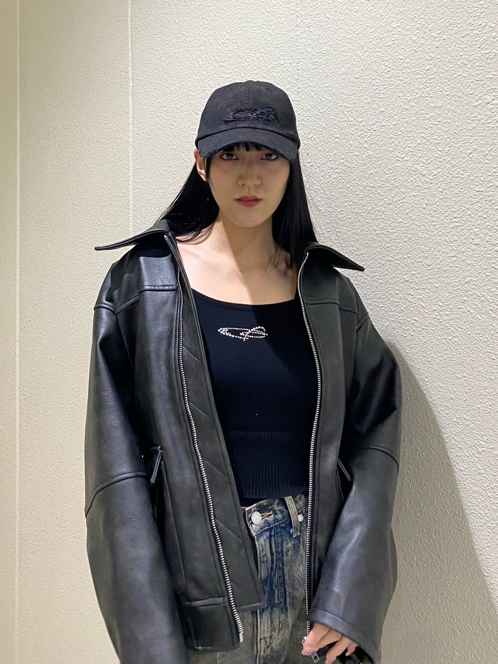 ブルー系のデニムパンツ、ブラック系のブルゾン、ブラック系のニット/セーターを着用したレディースの冬コーディネートの7枚目の写真