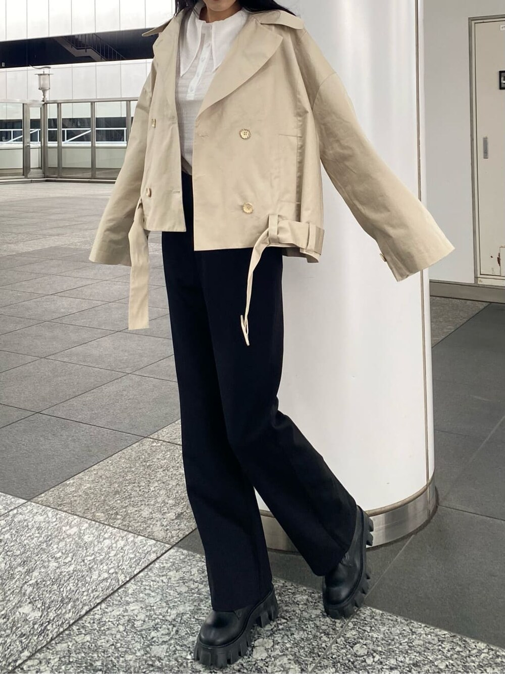 ブラック系のその他パンツ、ベージュ系のトレンチコート、ブラック系のブーツを着用したレディースの冬コーディネートの4枚目の写真