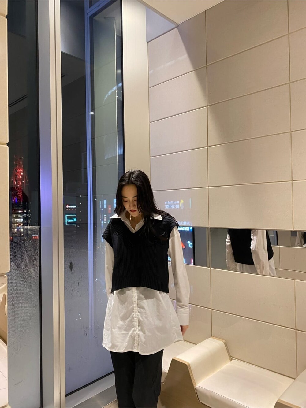 ブラック系のベスト、ブラック系のその他パンツ、ホワイト系のシャツ/ブラウスを着用したレディースの春コーディネートの2枚目の写真