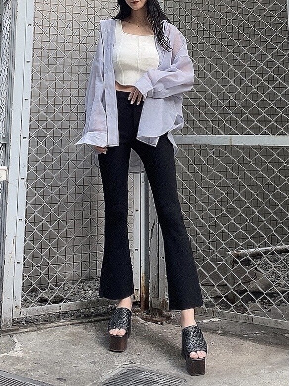 パープル系のシャツ/ブラウス、ブラック系のその他パンツ、ブラック系のサンダルを着用したレディースの春コーディネートの4枚目の写真