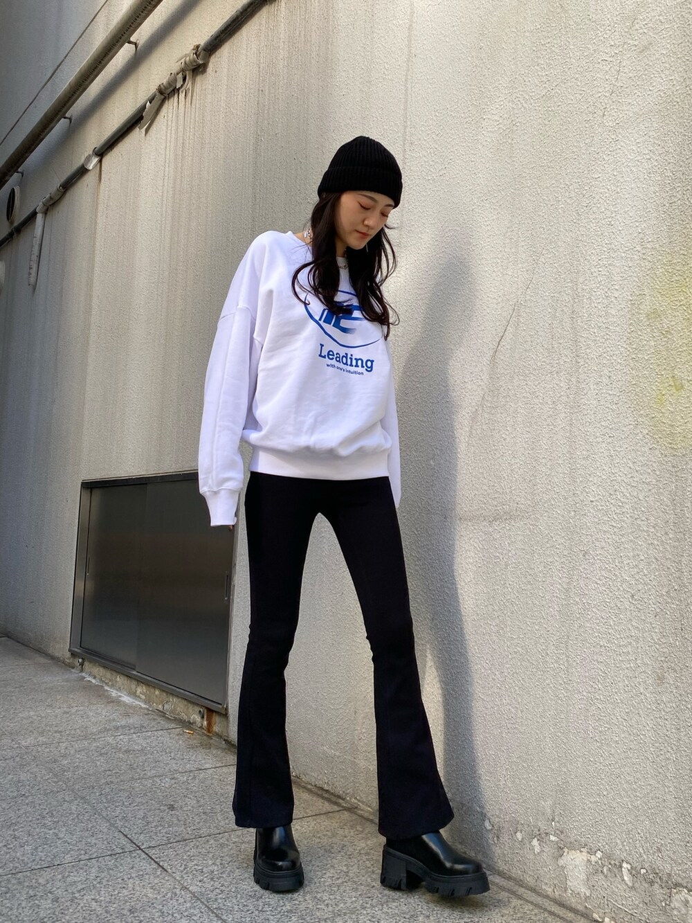 ホワイト系のスウェット、ブラック系のその他パンツ、ブラック系のブーツを着用したレディースの冬コーディネートの4枚目の写真