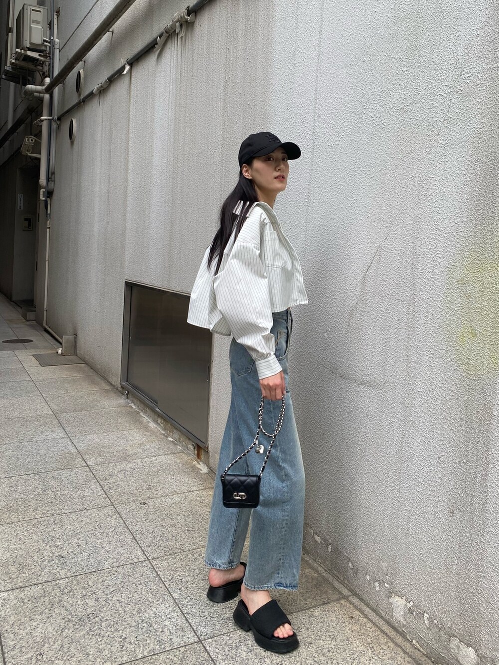 ブルー系のデニムパンツ、その他のシャツ/ブラウス、ブラック系のサンダルを着用したレディースの夏コーディネートの3枚目の写真