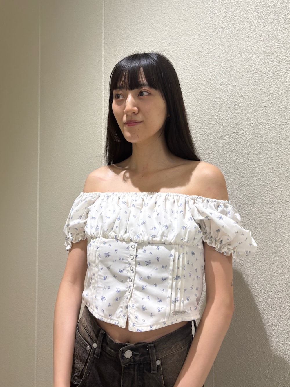 ブラック系のデニムパンツ、ブラック系のサンダルを着用したレディースの夏コーディネートの5枚目の写真