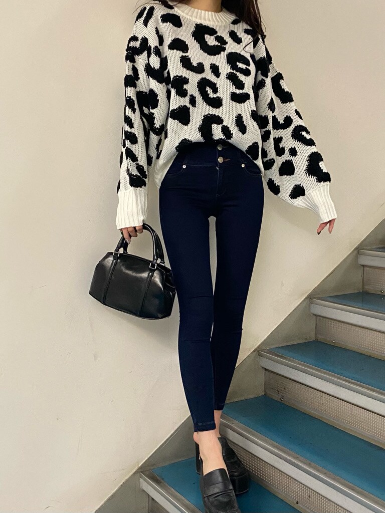 ホワイト系のニット/セーターを着用したレディースの秋コーディネートの5枚目の写真