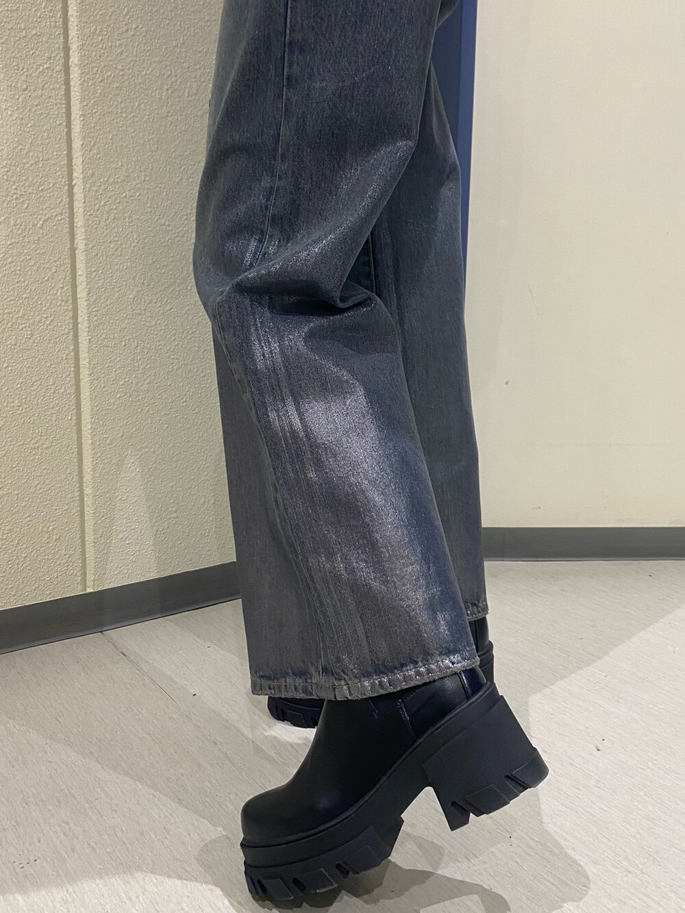 ブルー系のデニムパンツ、ブラウン系のダウンジャケット/コート、ブラック系のブーツを着用したレディースの冬コーディネートの8枚目の写真