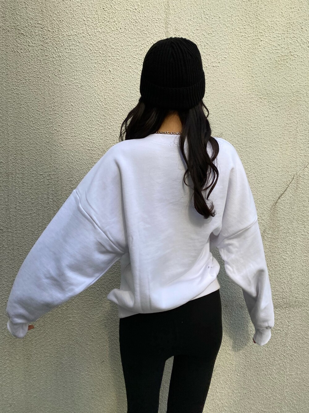 ホワイト系のスウェット、ブラック系のその他パンツ、ブラック系のブーツを着用したレディースの冬コーディネートの7枚目の写真