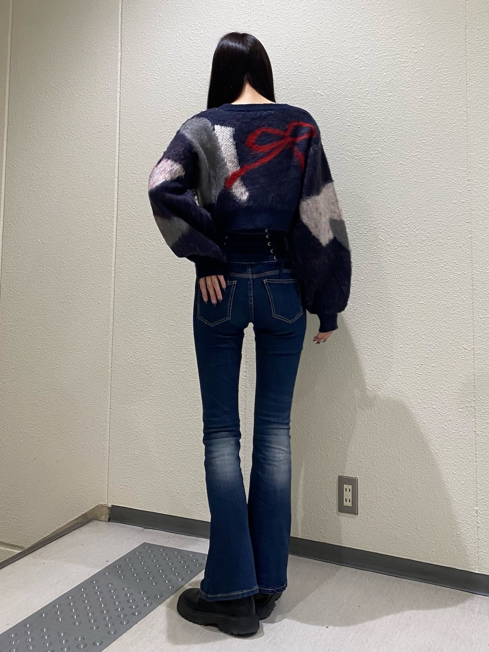 ブルー系のデニムパンツ、ブルー系のニット/セーターを着用したレディースの秋コーディネートの3枚目の写真