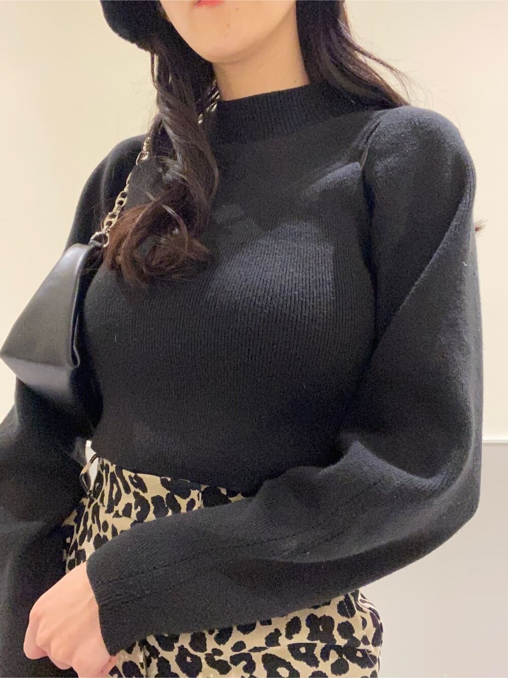 その他のスカート、ブラック系のニット/セーター、ブラック系のハンドバッグを着用したレディースの秋コーディネートの7枚目の写真