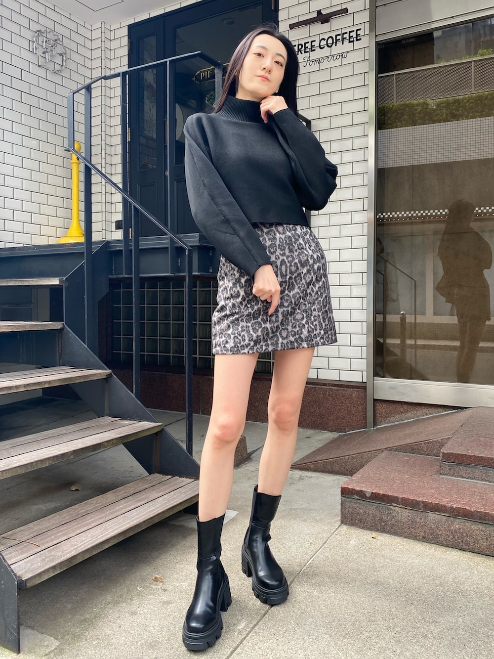 その他のスカート、ホワイト系のブルゾン、ブラック系のブーツを着用したレディースの秋コーディネートの5枚目の写真