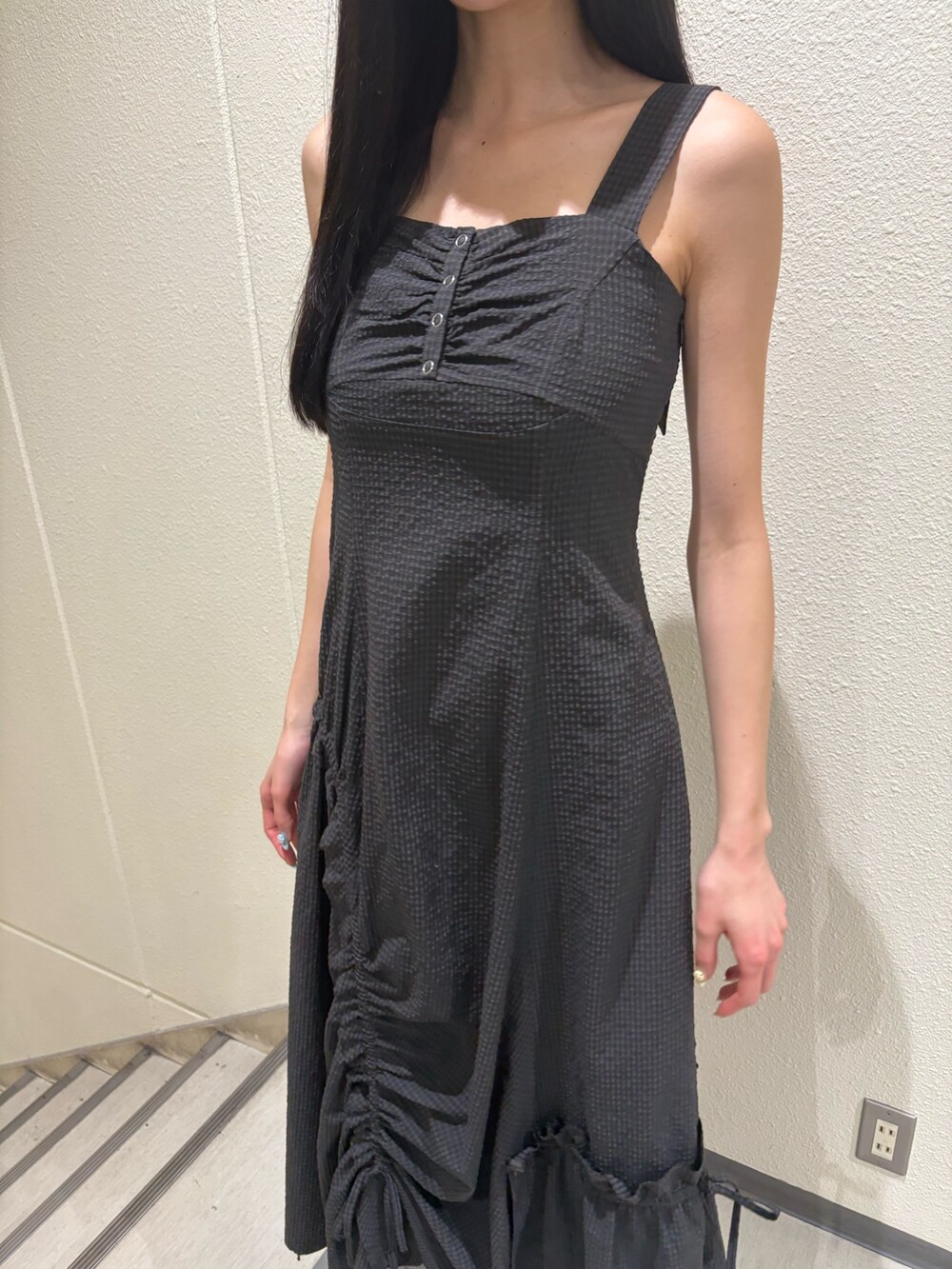 グレー系のワンピース、ブラック系のサンダルを着用したレディースの夏コーディネートの6枚目の写真