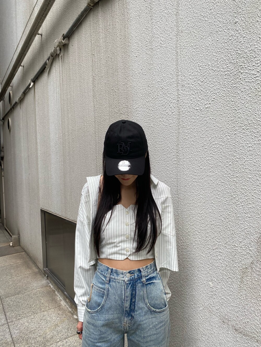 ブルー系のデニムパンツ、その他のシャツ/ブラウス、ブラック系のサンダルを着用したレディースの夏コーディネートの8枚目の写真