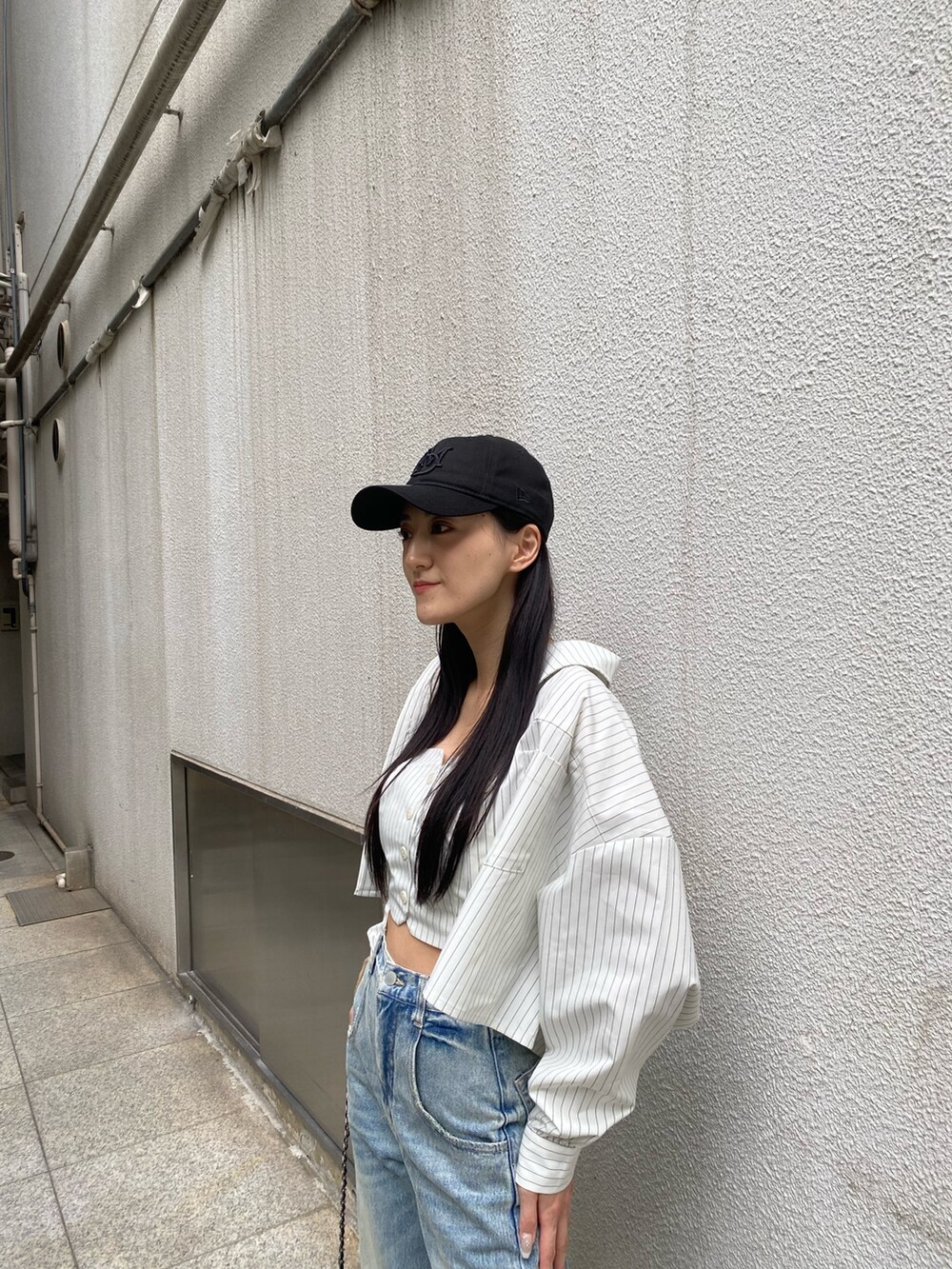 ブルー系のデニムパンツ、その他のシャツ/ブラウス、ブラック系のサンダルを着用したレディースの夏コーディネートの6枚目の写真