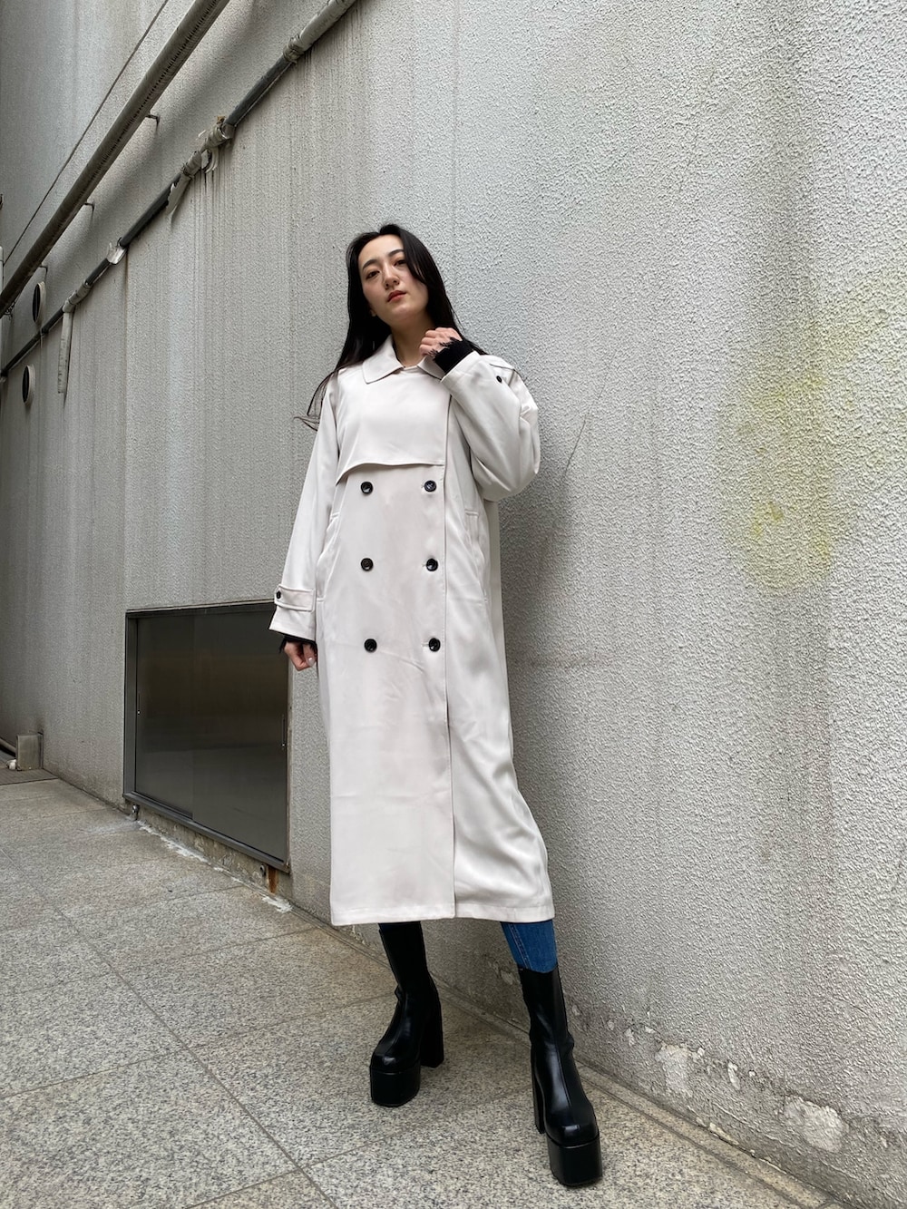 ブラック系のニット/セーター、ブルー系のデニムパンツ、ブラック系のブーツを着用したレディースの冬コーディネートの6枚目の写真