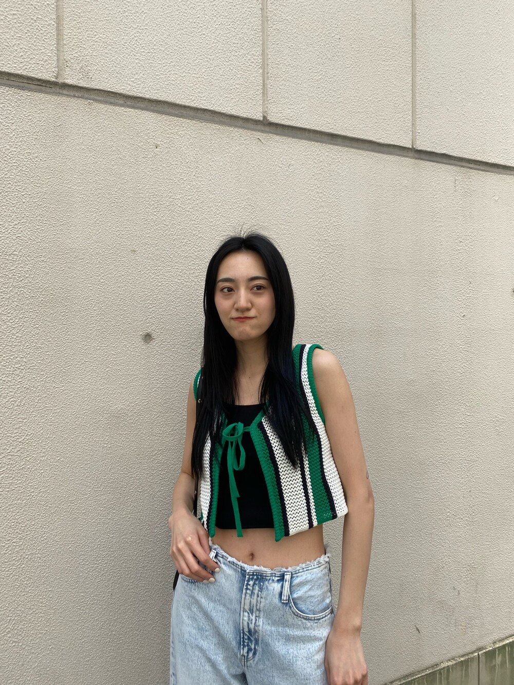 ブラック系のニット/セーター、その他のニット/セーター、ブルー系のデニムパンツを着用したレディースの春コーディネートの5枚目の写真