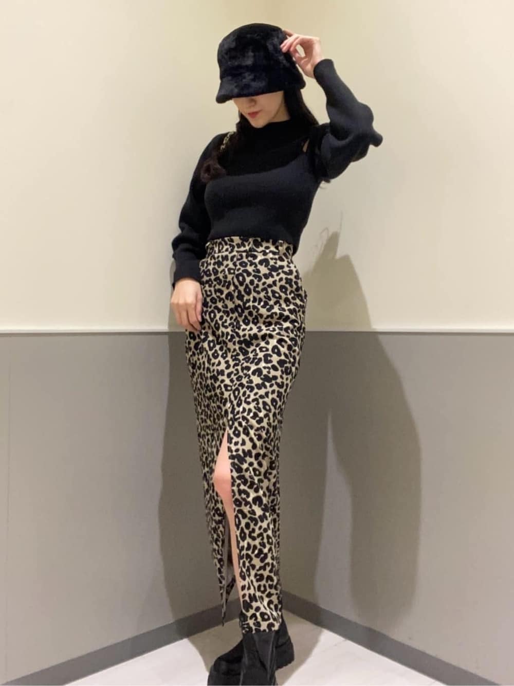 その他のスカート、ブラック系のニット/セーター、ブラック系のハンドバッグを着用したレディースの秋コーディネートの2枚目の写真