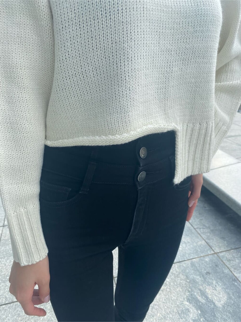 ブラック系のデニムパンツ、ホワイト系のニット/セーター、グリーン系のチェスターコートを着用したレディースの秋コーディネートの8枚目の写真