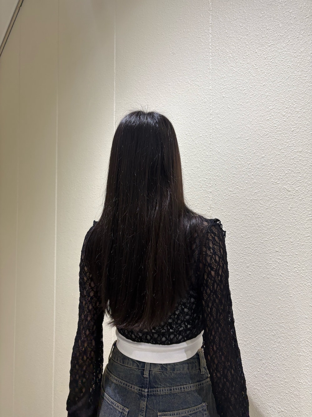 ブルー系のスカート、ブラック系のシャツ/ブラウス、ホワイト系のキャミソールを着用したレディースの夏コーディネートの9枚目の写真