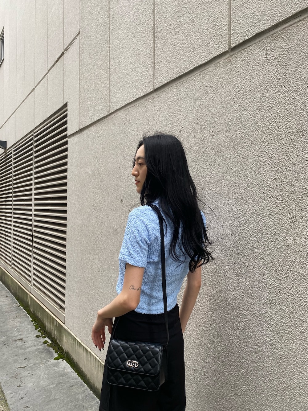 ブルー系のシャツ/ブラウス、ブラック系のその他パンツ、ブラック系のショルダーバッグを着用したレディースの春コーディネートの8枚目の写真