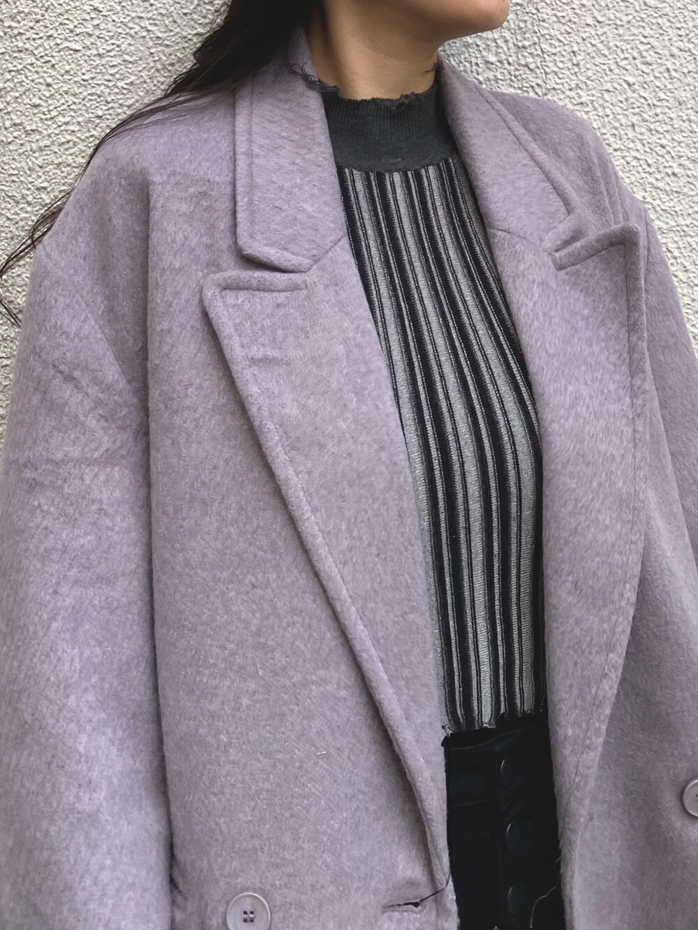 パープル系のチェスターコート、その他のニット/セーター、ブラック系のデニムパンツを着用したレディースの冬コーディネートの7枚目の写真