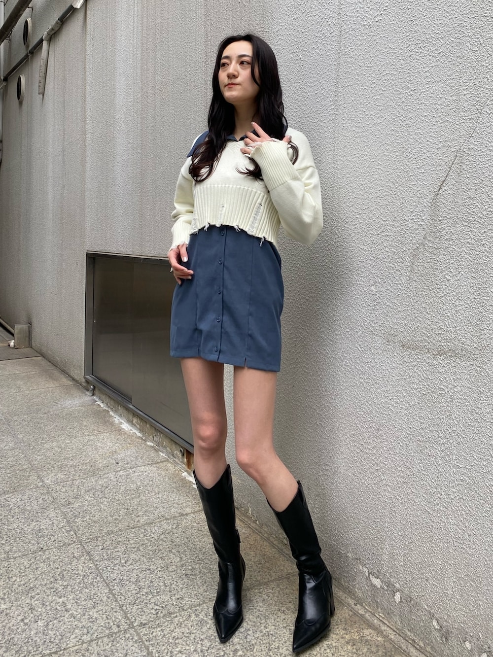 ホワイト系のニット/セーター、ブルー系のワンピース、ホワイト系のショルダーバッグを着用したレディースの冬コーディネートの3枚目の写真