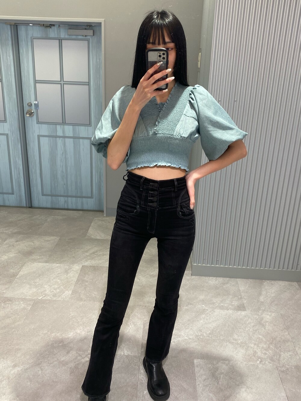 ブラック系のデニムパンツ、ブルー系のTシャツ/カットソーを着用したレディースの春コーディネートの2枚目の写真