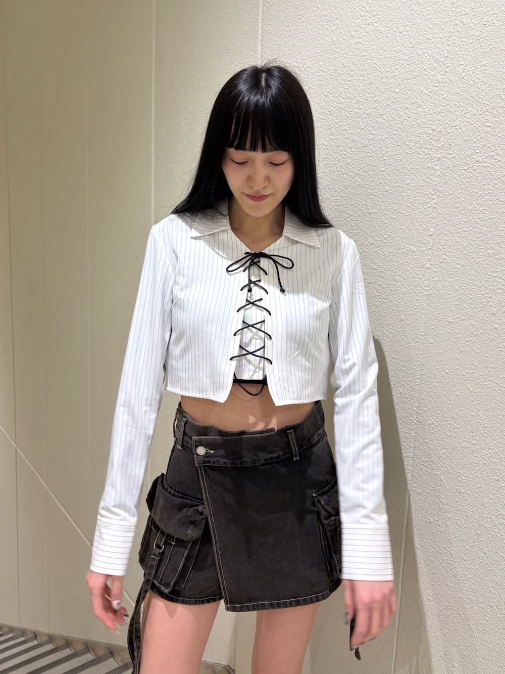 ブラック系のその他パンツ、ホワイト系のシャツ/ブラウス、ブラック系のブーツを着用したレディースの春コーディネートの5枚目の写真