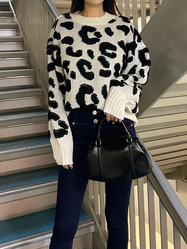 ホワイト系のニット/セーターを着用したレディースの秋コーディネートの3枚目の写真