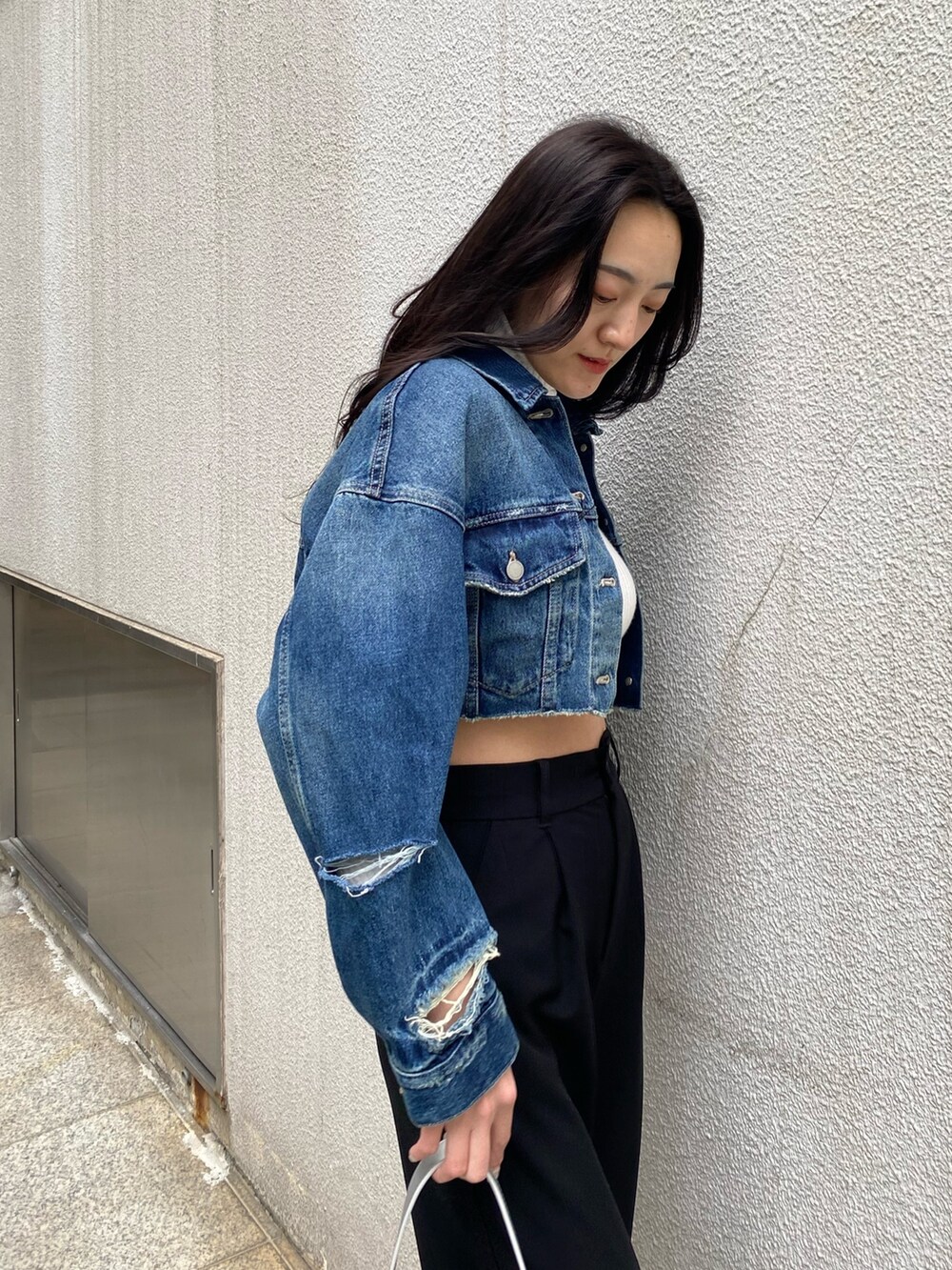 ブラック系のその他パンツ、ホワイト系のニット/セーター、ブルー系のデニムジャケットを着用したレディースの春コーディネートの5枚目の写真