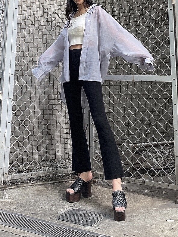 パープル系のシャツ/ブラウス、ブラック系のその他パンツ、ブラック系のサンダルを着用したレディースの春コーディネートの3枚目の写真