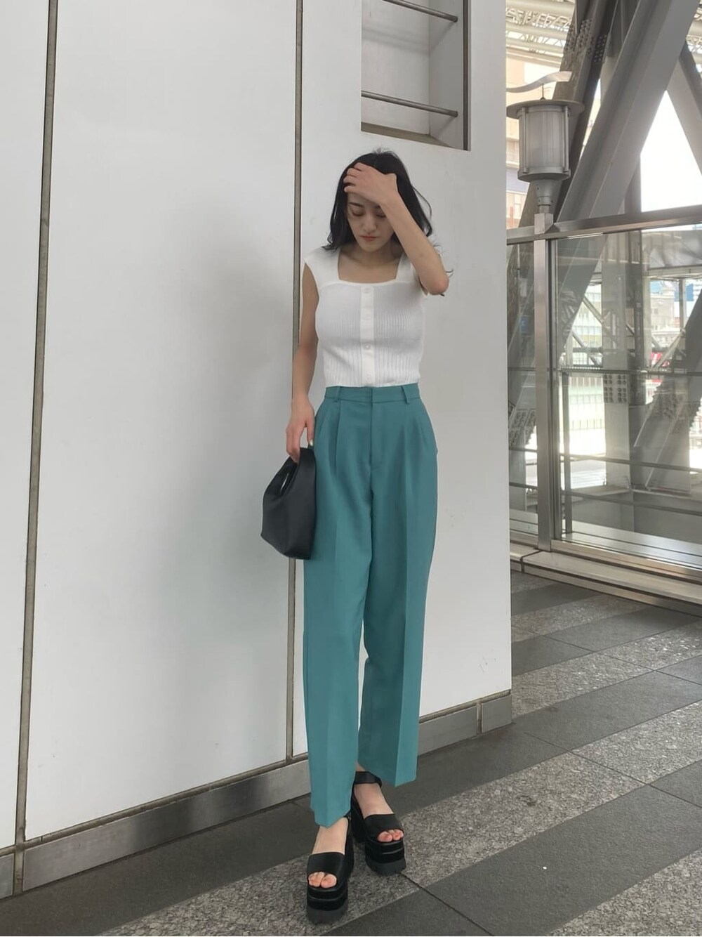 ブラック系のサンダル、ホワイト系のタンクトップ、ブルー系のその他パンツを着用したレディースの夏コーディネートの2枚目の写真